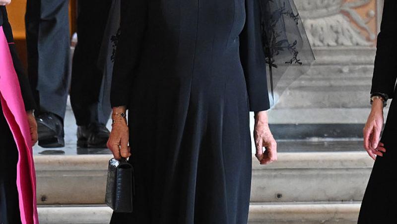 Regina Camilla, în negru în fața Papei. De ce nu poate îmbrăca haine albe