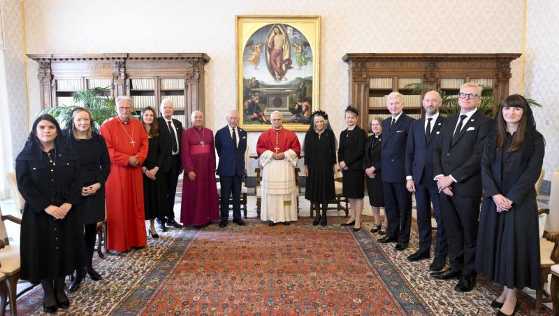 Regina Camilla, în negru în fața Papei. De ce nu poate îmbrăca haine albe