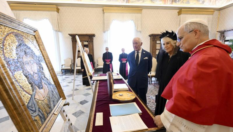 Regina Camilla, în negru în fața Papei. De ce nu poate îmbrăca haine albe