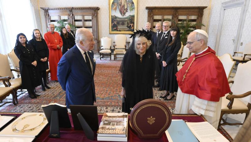 Regina Camilla, în negru în fața Papei. De ce nu poate îmbrăca haine albe