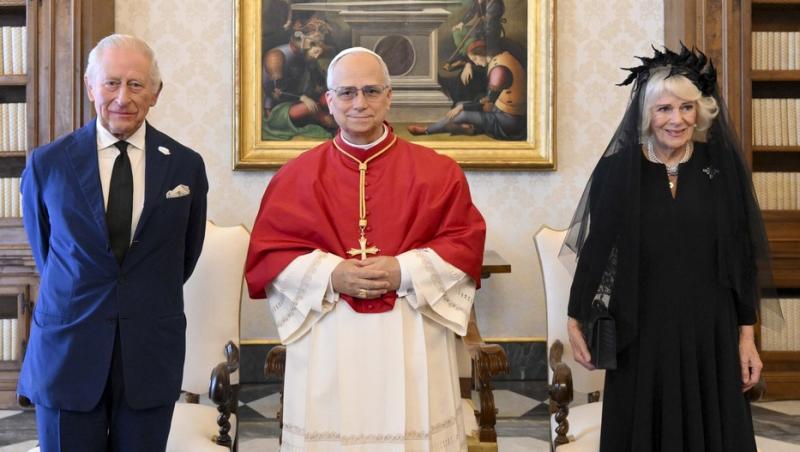 Regina Camilla, în negru în fața Papei. De ce nu poate îmbrăca haine albe