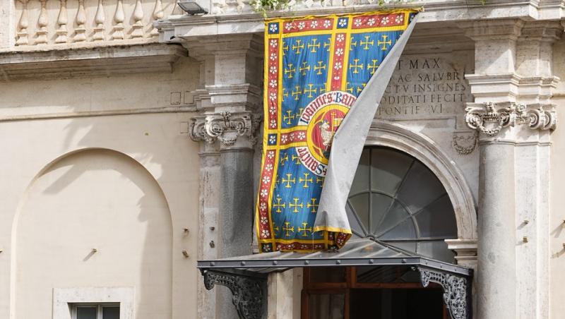 Regina Camilla, în negru în fața Papei. De ce nu poate îmbrăca haine albe