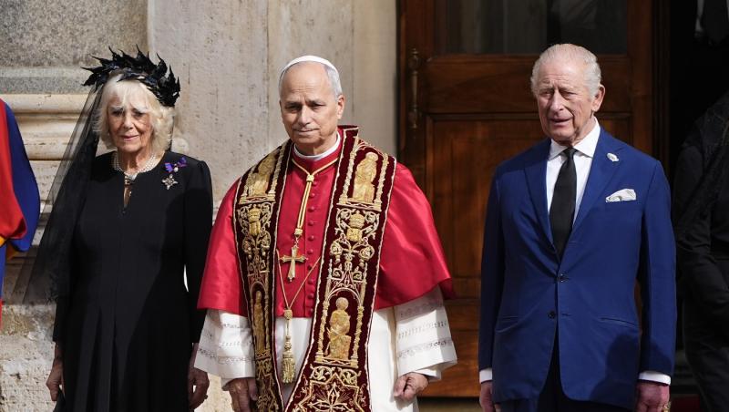 Regina Camilla, în negru în fața Papei. De ce nu poate îmbrăca haine albe