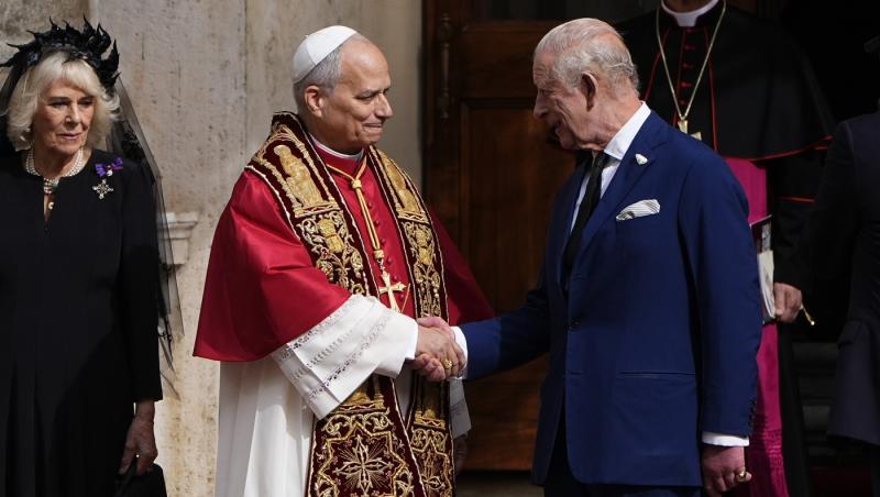 Regina Camilla, în negru în fața Papei. De ce nu poate îmbrăca haine albe