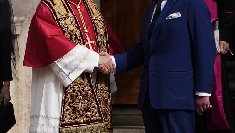 Regina Camilla, în negru în fața Papei. De ce nu poate îmbrăca haine albe