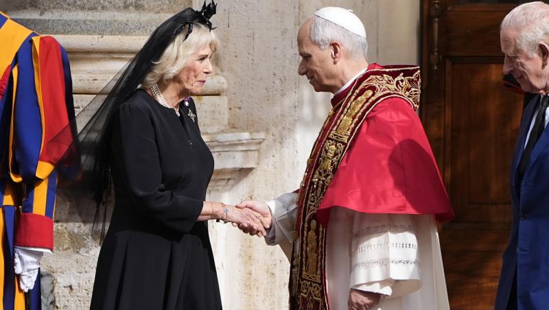 Regina Camilla, în negru în fața Papei. De ce nu poate îmbrăca haine albe