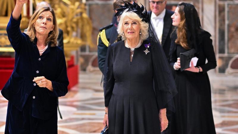Regina Camilla, în negru în fața Papei. De ce nu poate îmbrăca haine albe