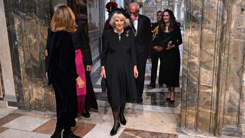 Regina Camilla, în negru în fața Papei. De ce nu poate îmbrăca haine albe