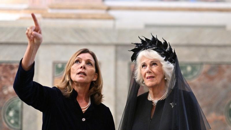 Regina Camilla, în negru în fața Papei. De ce nu poate îmbrăca haine albe