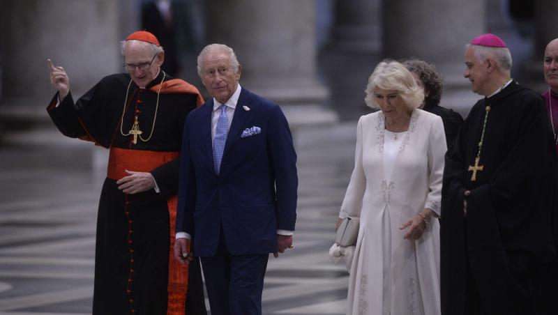 Regina Camilla, în negru în fața Papei. De ce nu poate îmbrăca haine albe