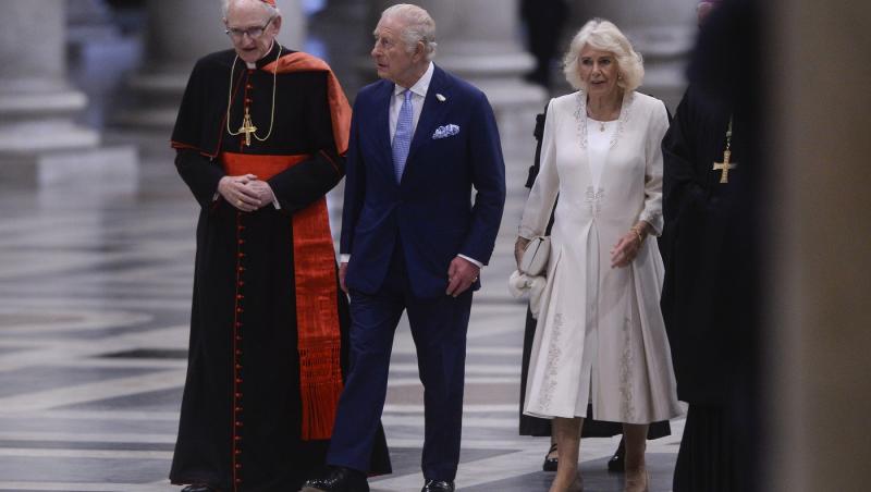 Regina Camilla, în negru în fața Papei. De ce nu poate îmbrăca haine albe