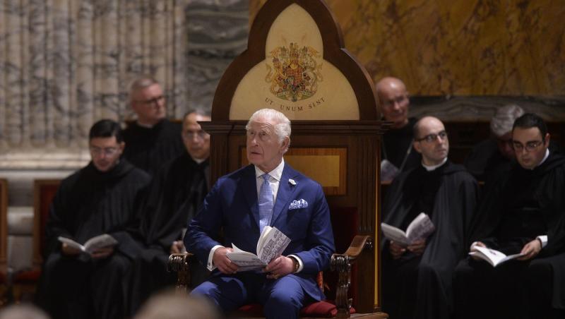 Regina Camilla, în negru în fața Papei. De ce nu poate îmbrăca haine albe