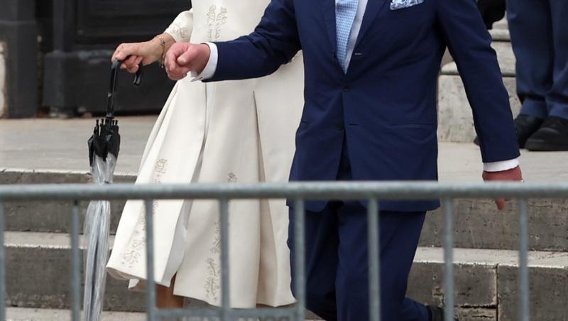 Regina Camilla, în negru în fața Papei. De ce nu poate îmbrăca haine albe