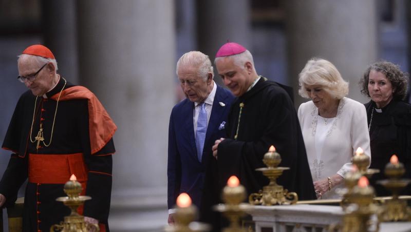 Regina Camilla, în negru în fața Papei. De ce nu poate îmbrăca haine albe