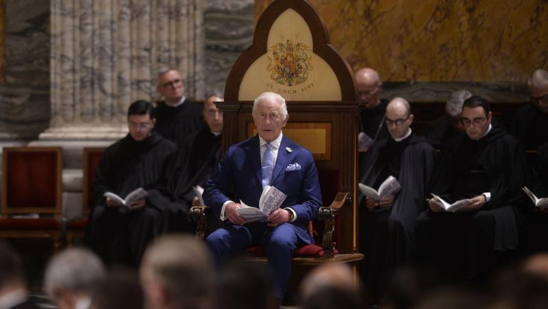 Regina Camilla, în negru în fața Papei. De ce nu poate îmbrăca haine albe