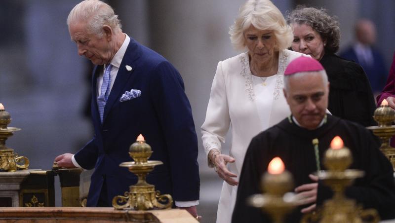 Regina Camilla, în negru în fața Papei. De ce nu poate îmbrăca haine albe