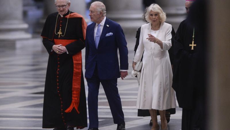 Regina Camilla, în negru în fața Papei. De ce nu poate îmbrăca haine albe