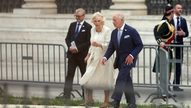 Regina Camilla, în negru în fața Papei. De ce nu poate îmbrăca haine albe