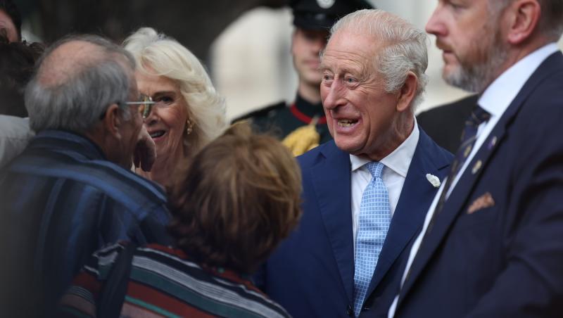 Regina Camilla, în negru în fața Papei. De ce nu poate îmbrăca haine albe