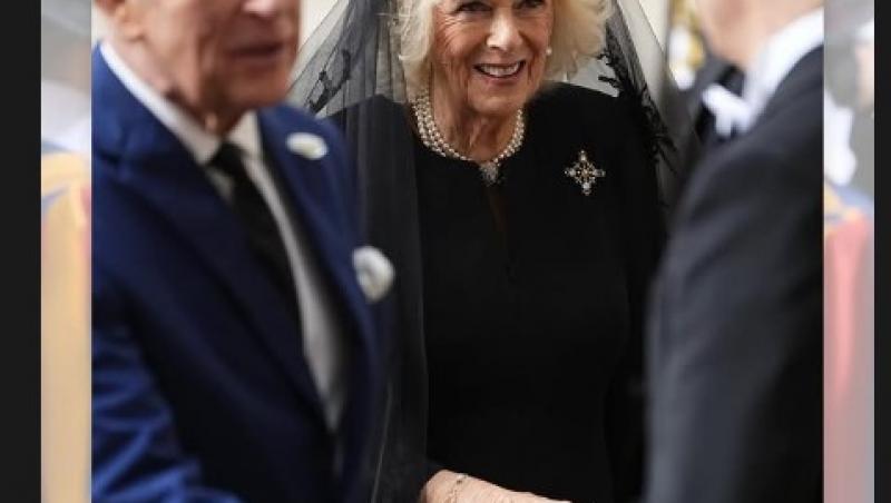 Regina Camilla, în negru în fața Papei. De ce nu poate îmbrăca haine albe