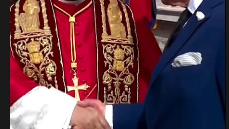 Regina Camilla, în negru în fața Papei. De ce nu poate îmbrăca haine albe