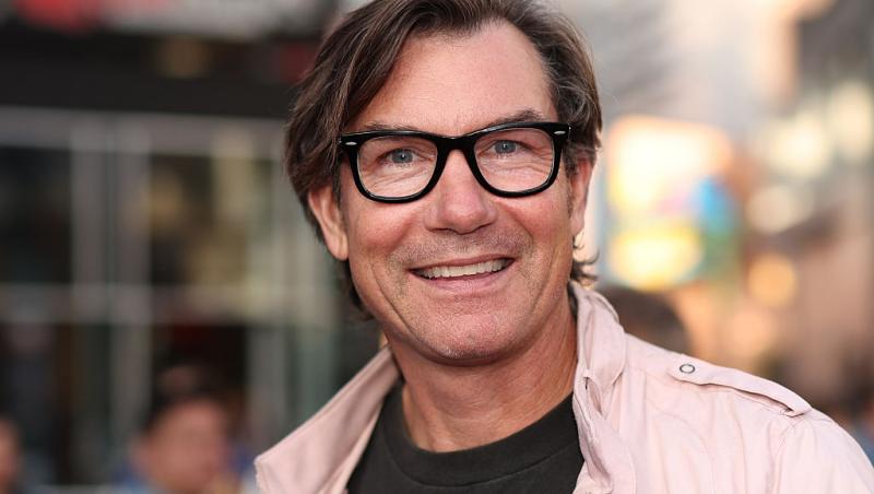 Jerry O’Connell, într-o ținută casual, cu tricou negru și jachetă roz