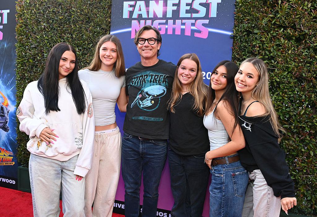 Jerry O’Connell, într-o poză de grup, alături de gemenele sale de 16 ani