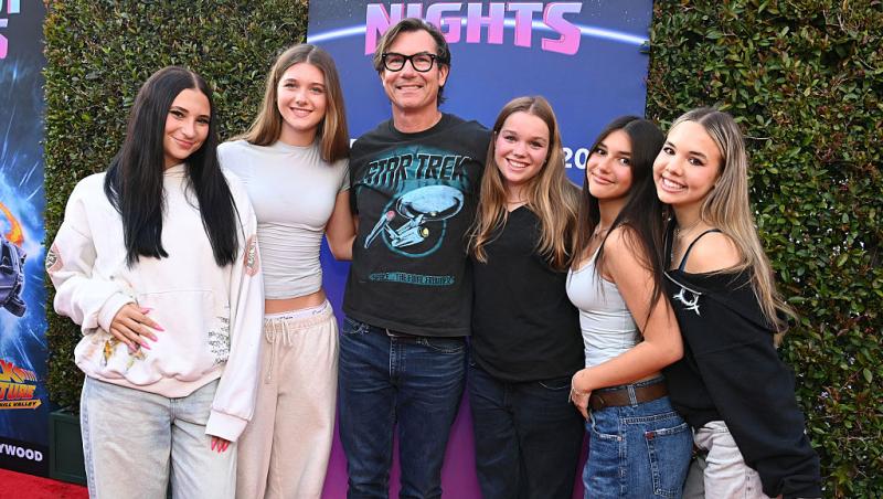 Jerry O’Connell, într-o poză de grup, alături de gemenele sale de 16 ani