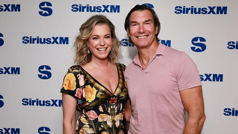 Jerry O’Connell și Rebecca Romijn, îmbrăcați în ținute colorate asortate, în timp ce zâmbesc