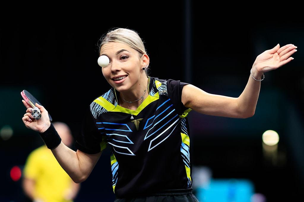 Bernadette Szőcs jucând tenis de masă