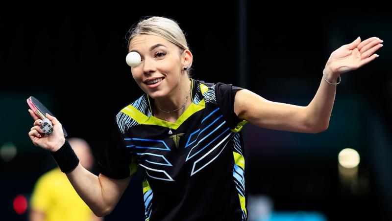 Bernadette Szőcs juc&acirc;nd tenis de masă