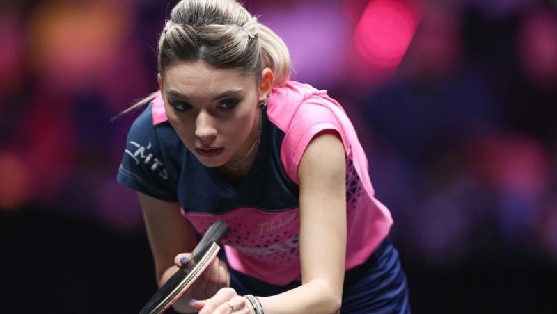 Bernadette Szőcs juc&acirc;nd tenis de masă