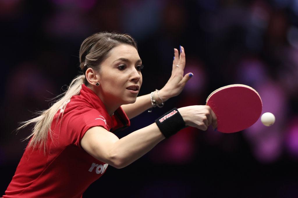 Bernadette Szőcs jucând tenis de masă