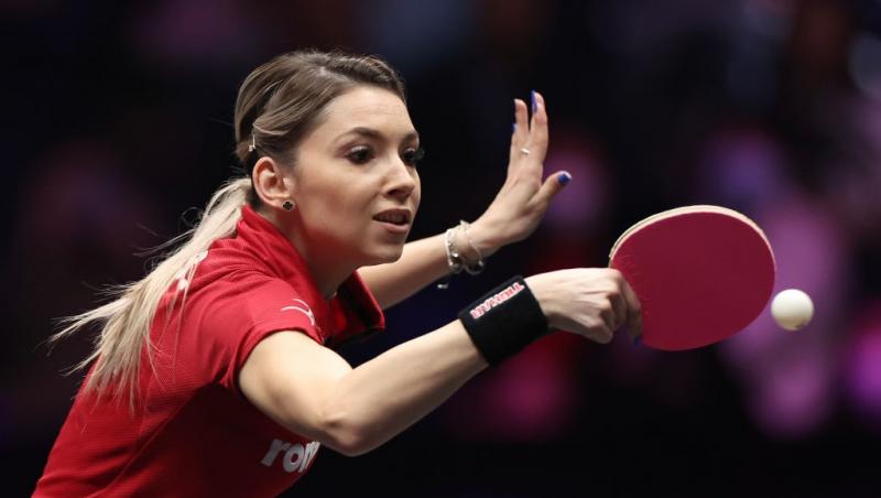 Bernadette Szőcs juc&acirc;nd tenis de masă