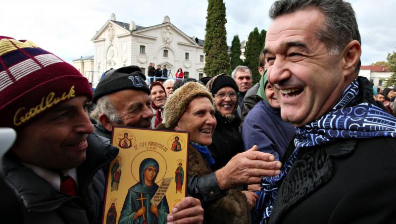 Cum a apărut Gigi Becali la sfințirea picturii Catedralei Mântuirii Neamului! Cum s-a îmbrăcat