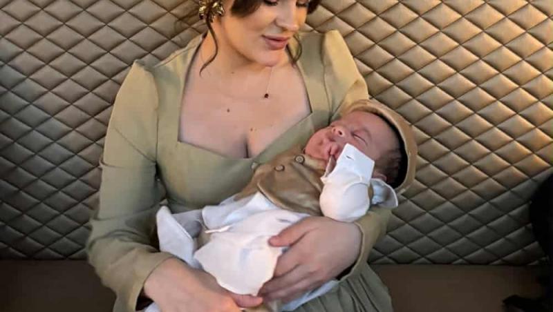 Mireasa, sezon 10. Fiul Ionelei și al lui Robert Aiftincăi a fost botezat. Primele imagini cu chipul micuțului David Noah