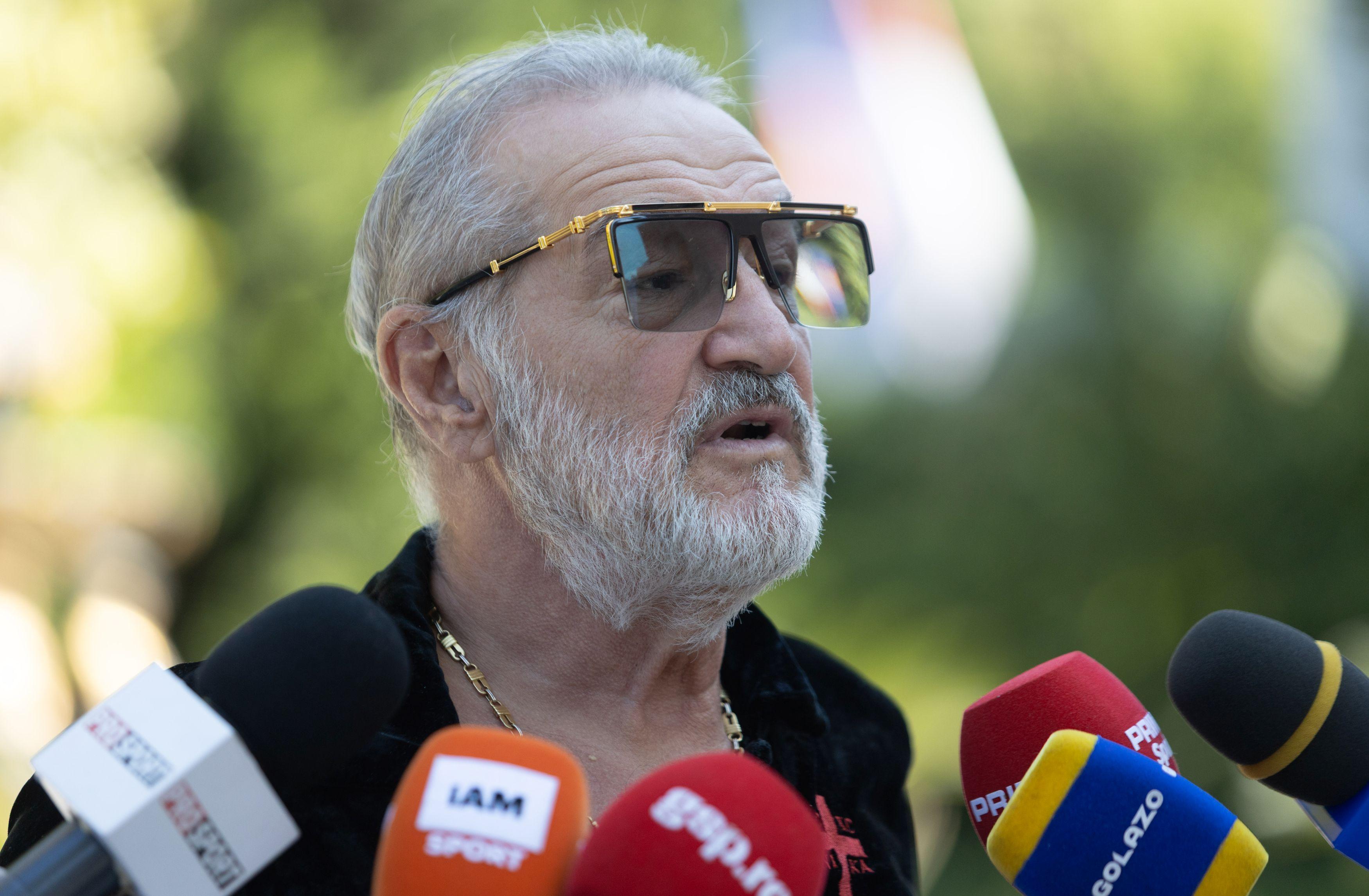 Cât costă ceasul de aur pe care l-a purtat Gigi Becali la ceremonia de sfințire a Catedralei Mântuirii Neamului