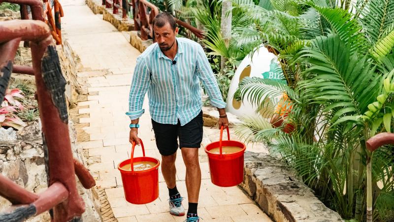 gabi tamaș cărând două găleți la asia express 2025