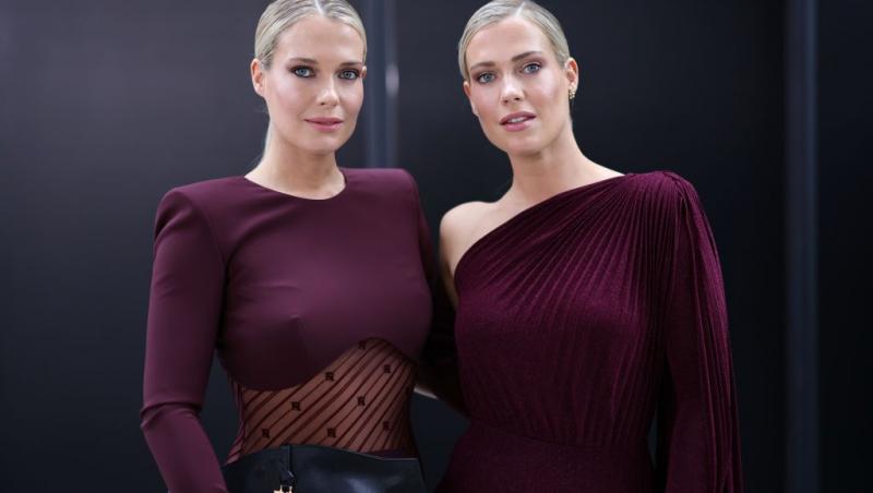 Surorile Spencer îmbrăcate în ținute vișinii asortate