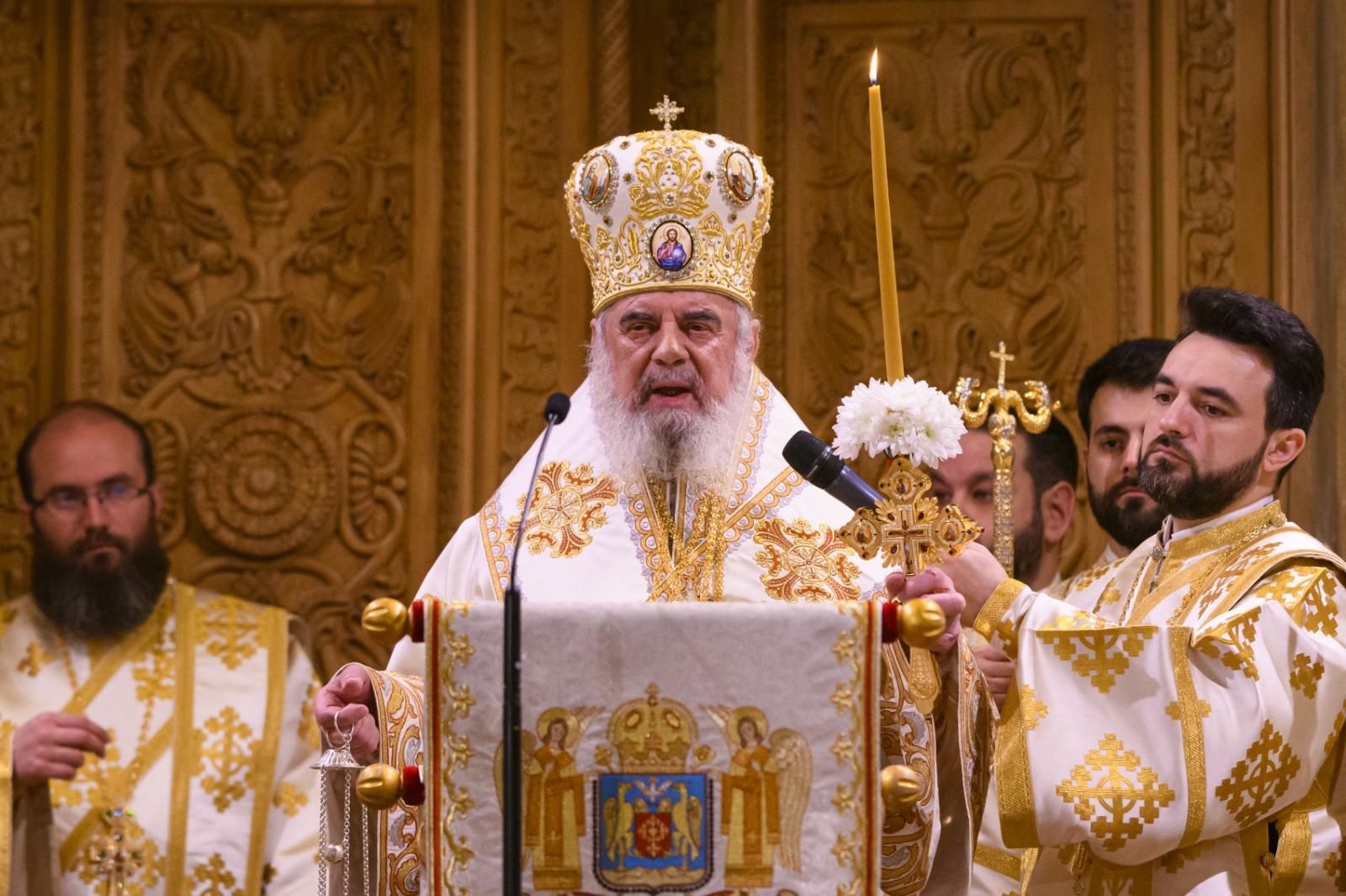 O imagine cu Patrarhul Daniel îmbrăcat în veșminte preoțești, în timpul unei slujbe