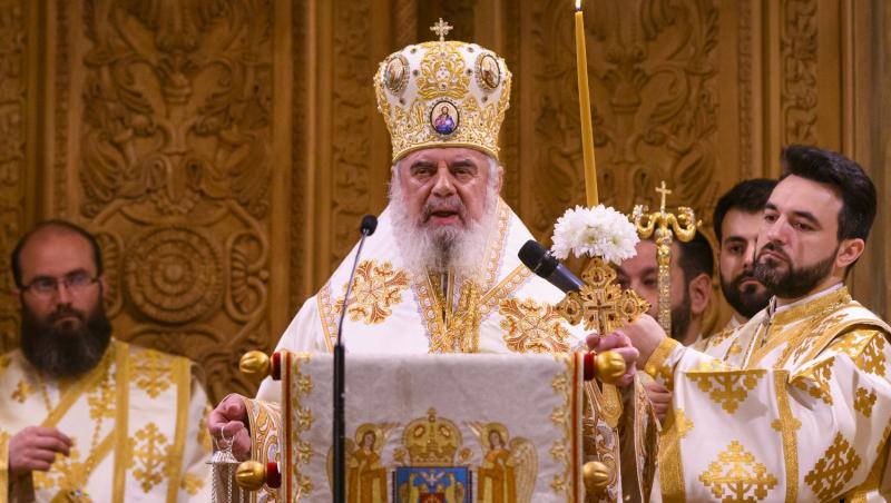 O imagine cu Patrarhul Daniel îmbrăcat în veșminte preoțești, în timpul unei slujbe