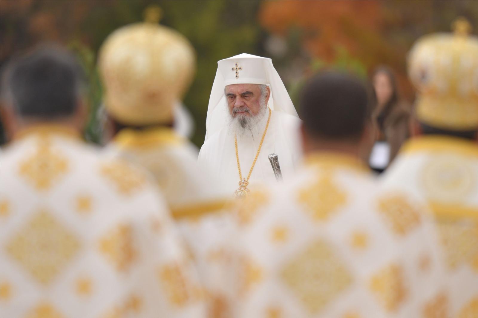 O imagine cu Patrarhul Daniel îmbrăcat în veșminte preoțești