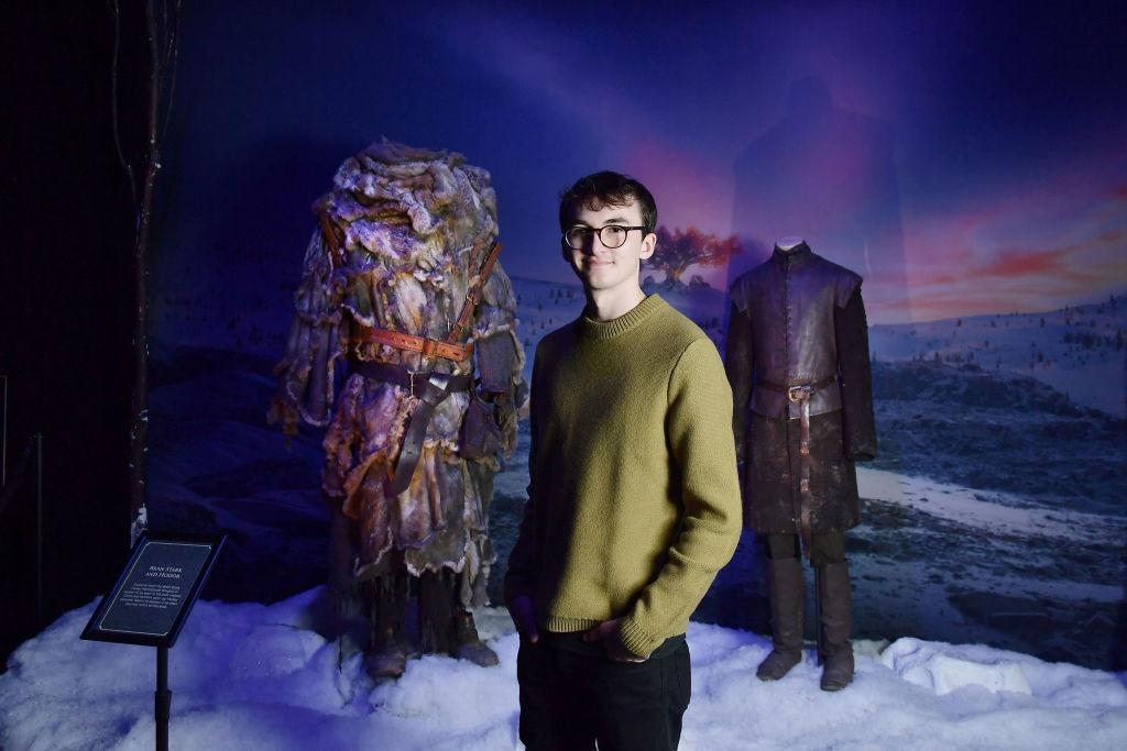 Isaac Hempstead Wright îmbrăcat casual, cu un pulover verde