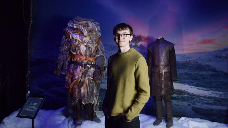 Isaac Hempstead Wright îmbrăcat casual, cu un pulover verde