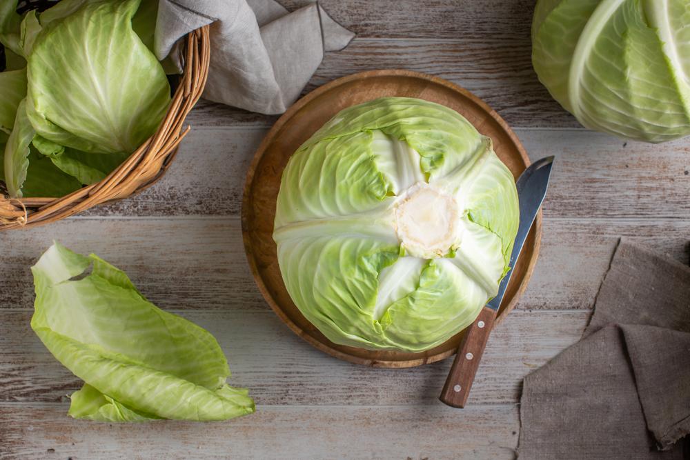 Ce beneficii au frunzele de varză crudă pentru sănătate. Cum le poți folosi