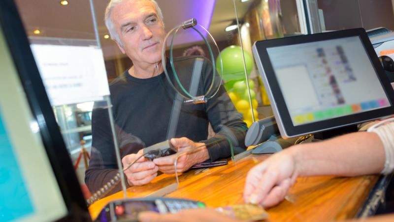 bărbat care așteaptă la ghișeu