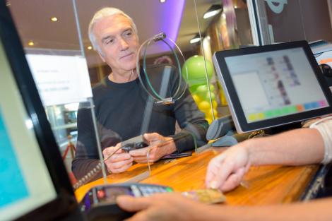 Amenzi de până la 20.000 de lei dacă faci asta în fața unui ghișeu. Ce lege pregătesc parlamentarii români