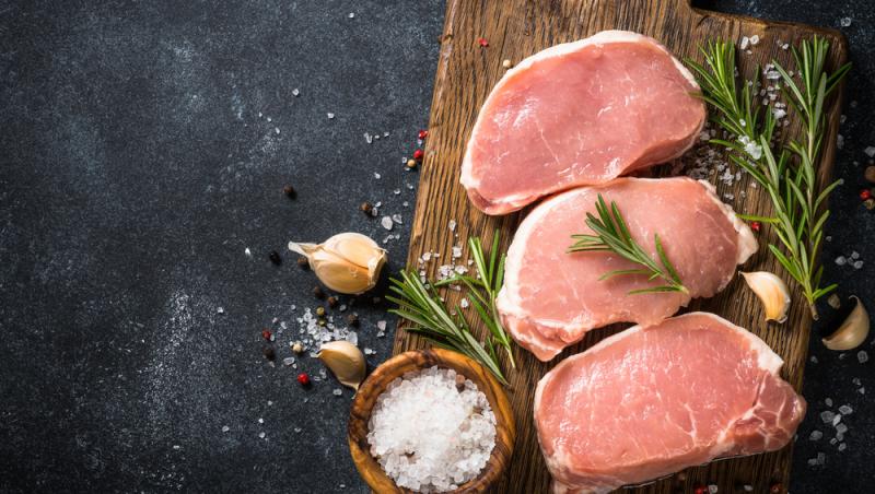 Românii preferă porcul din Danemarca. Cât costă 1 kilogram de cotlet cu două luni înainte de Crăciun