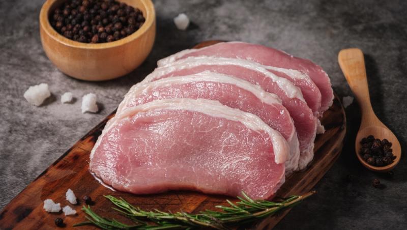 Românii preferă porcul din Danemarca. Cât costă 1 kilogram de cotlet cu două luni înainte de Crăciun