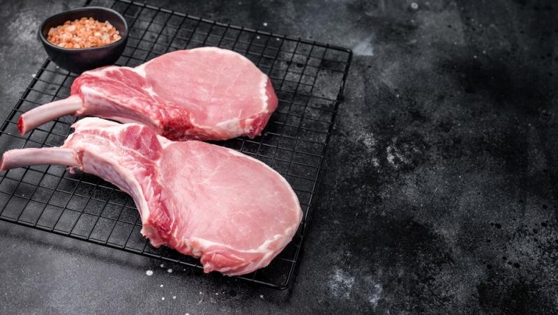 Românii preferă porcul din Danemarca. Cât costă 1 kilogram de cotlet cu două luni înainte de Crăciun